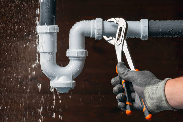 Professional Emergency Plumber technician working in Linden, TX